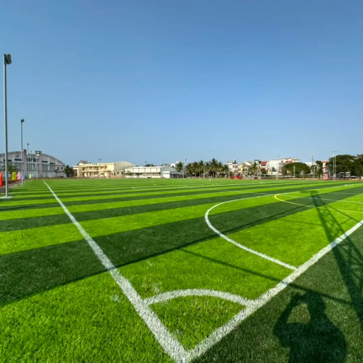Thi công cỏ nhân tạo sân bóng phường Đức Phổ, tỉnh Quảng Ngãi